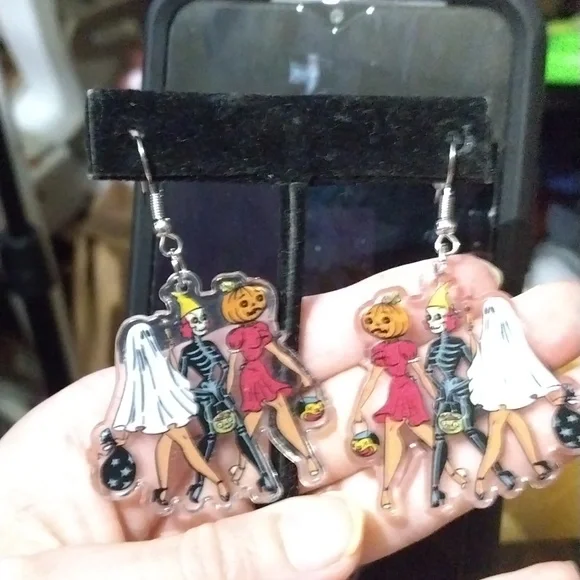 Hollween earrings from movie ghouls night out - Picture 1 of 2